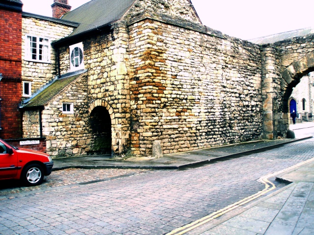 Roman gateway with guardhouse